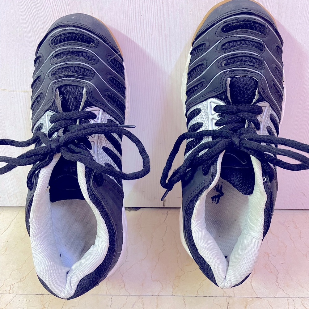Vijayanti Badminton Shoes in Size UK 6 black colour - Picture 4 of 6